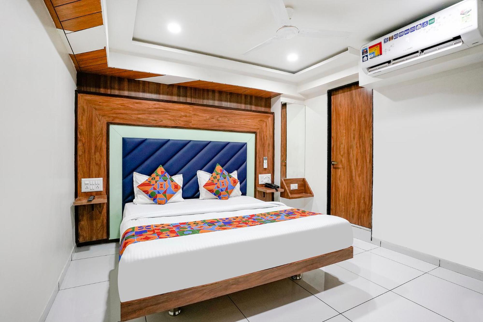 Hotel Fabexpress Royal Bird Ahmedabad Exterior foto